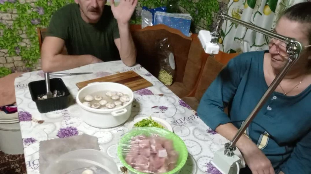 Приготовление картофеля в горшочках. Салат из пекинской капусты и шампиньонами. Сельская жизнь.