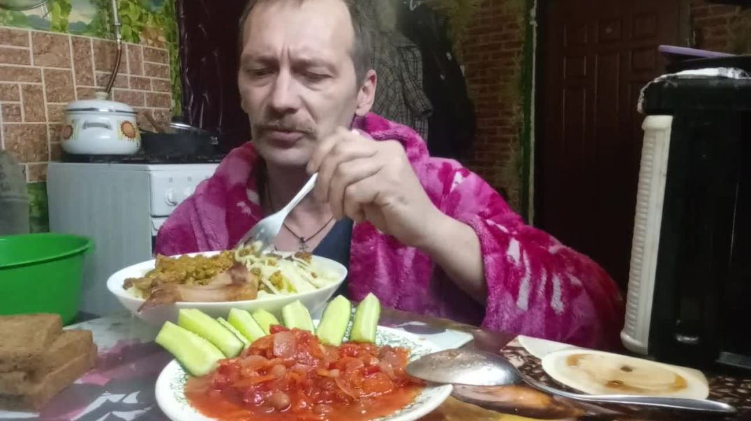 МУКБАНГ | ЯИЧНАЯ ЛАПША С МЯСОМ | САЛАТ | СВЕЖИЙ ОГУРЕЦ | НОЧНОЙ ЖОР...
