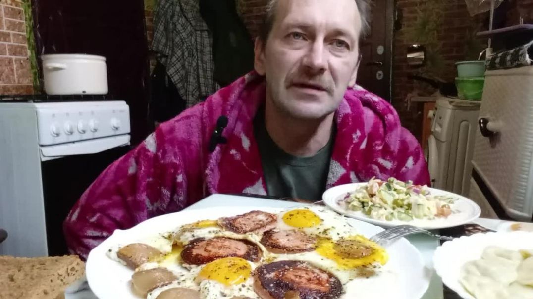 ⁣МУКБАНГ | ПЕЛЬМЕНИ | ДОМАШНИЕ ЖАРЕННЫЕ ЯЙЦА | САЛАТ (вчерашний)....