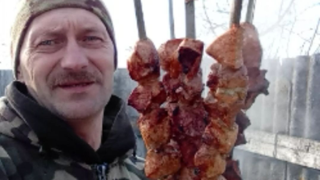 ⁣Приготовление шашлыка на мангале к 23 - му февраля